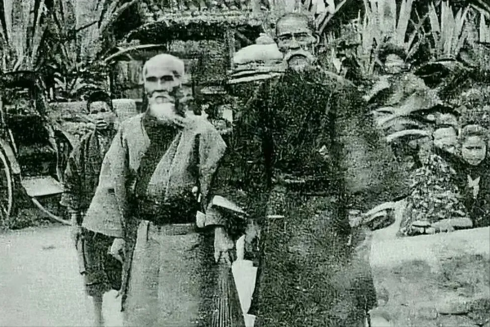 100多年前，日本侵吞琉球时，琉球王派人向清朝求救，在李鸿章的府邸前长跪不起，被
