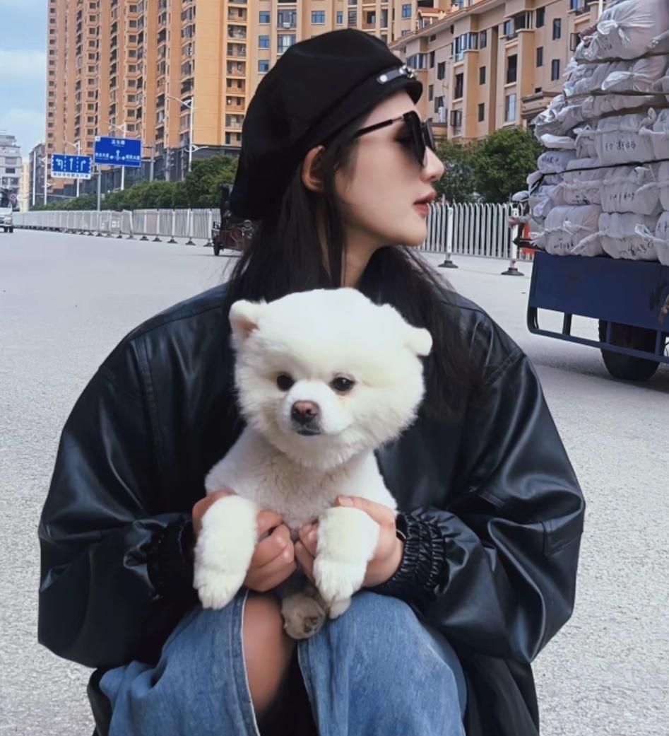 很多养狗的人把狗看的比它爹妈重要，我邻居有个女生养狗吃的特别好，而且还抱着狗一起