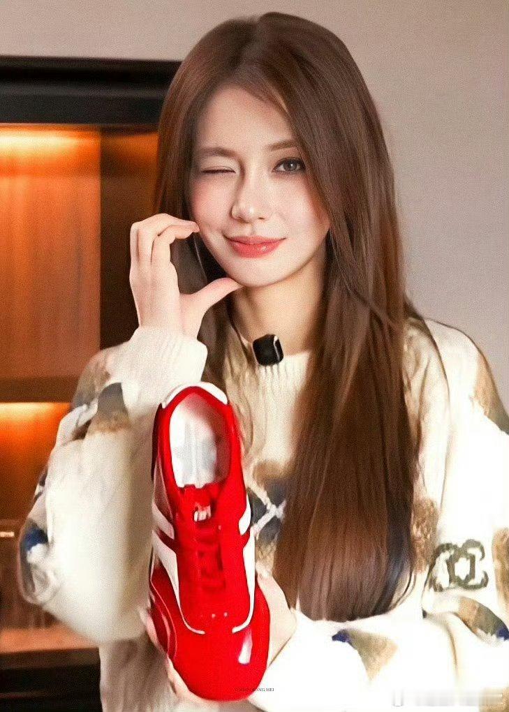 Angelababy直播，好漂亮啊，早期混血感回来了，跟个娃娃一样