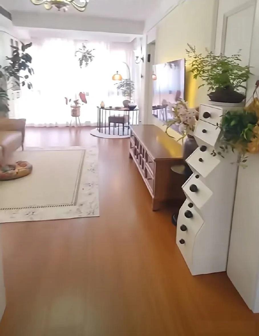 早上，老公对我说，你弟想让田田（我大侄女）来公司实习，你看咋弄。我说，这还有啥