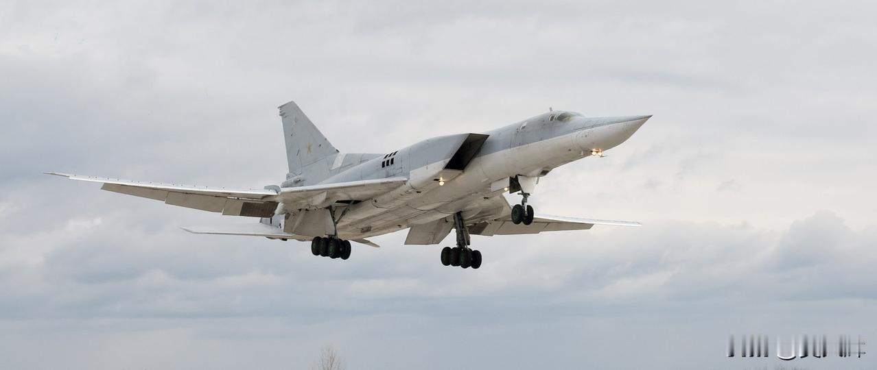 俄罗斯图-22M3轰炸机在波罗的海上空飞行俄国防部称，4月20日，俄图-22