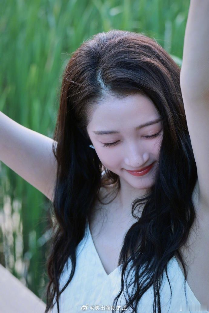 谁给关晓彤拍的出来挨夸最适合关晓彤的造型出现了每一张都能直接存头像！回头望镜头