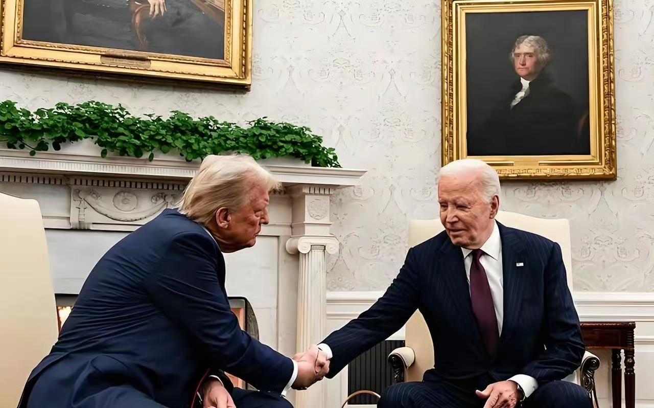 特朗普这辈子最看不上的就是拜登，张嘴就说人家“老糊涂”“没能耐”，好像美国政坛就