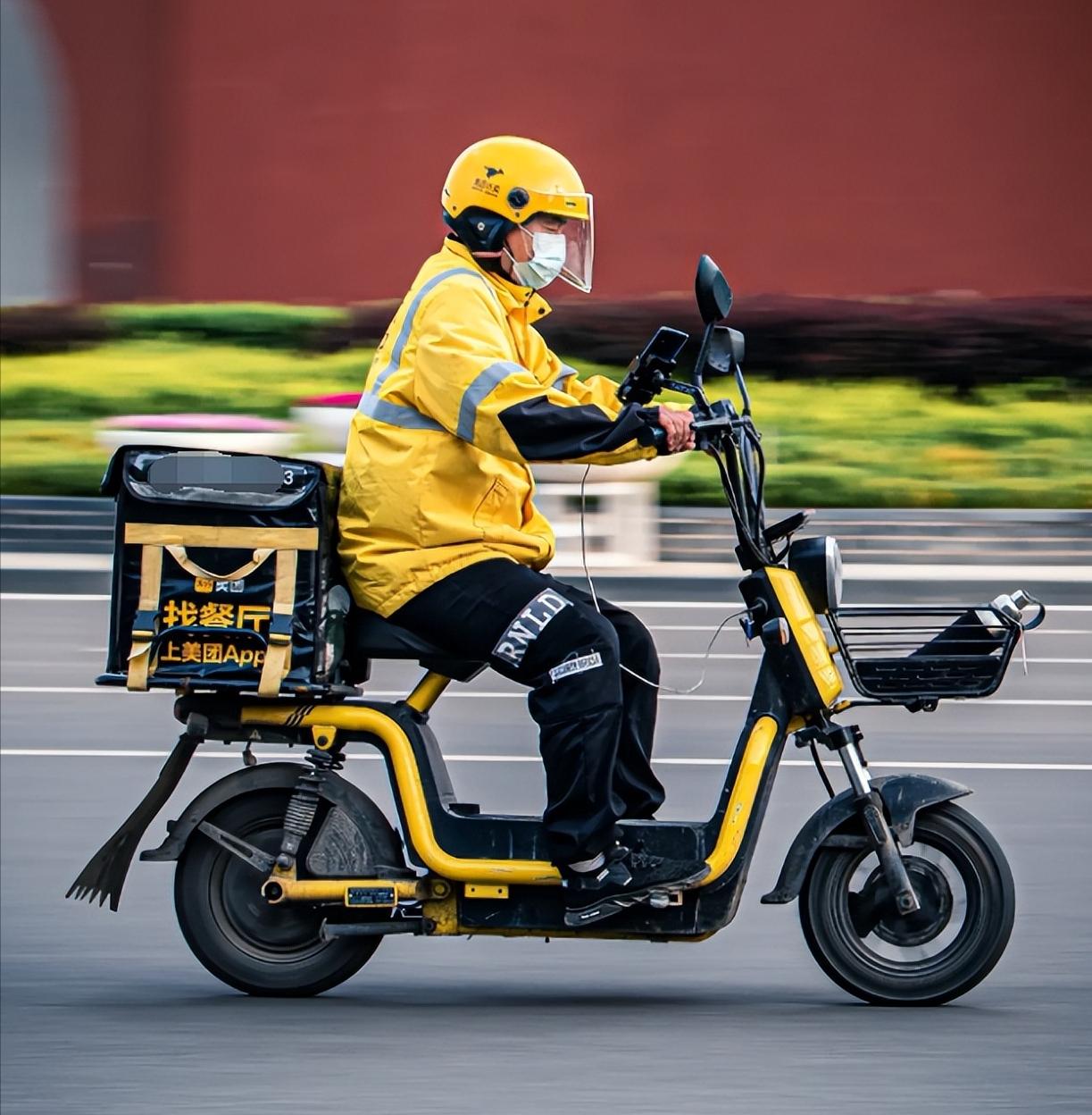 一名年轻女子抱着婴儿，想要跳河轻生，一番挣扎后放下孩子，自己转身翻越护栏，危急时
