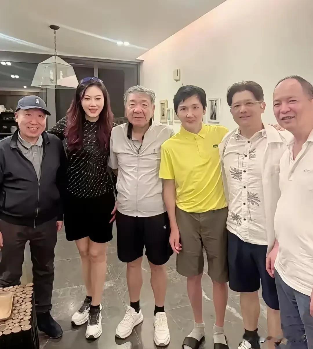 说真的，看见孙楠这张照片，我真的吓了一跳。他太瘦啦！和一群朋友站在一起，