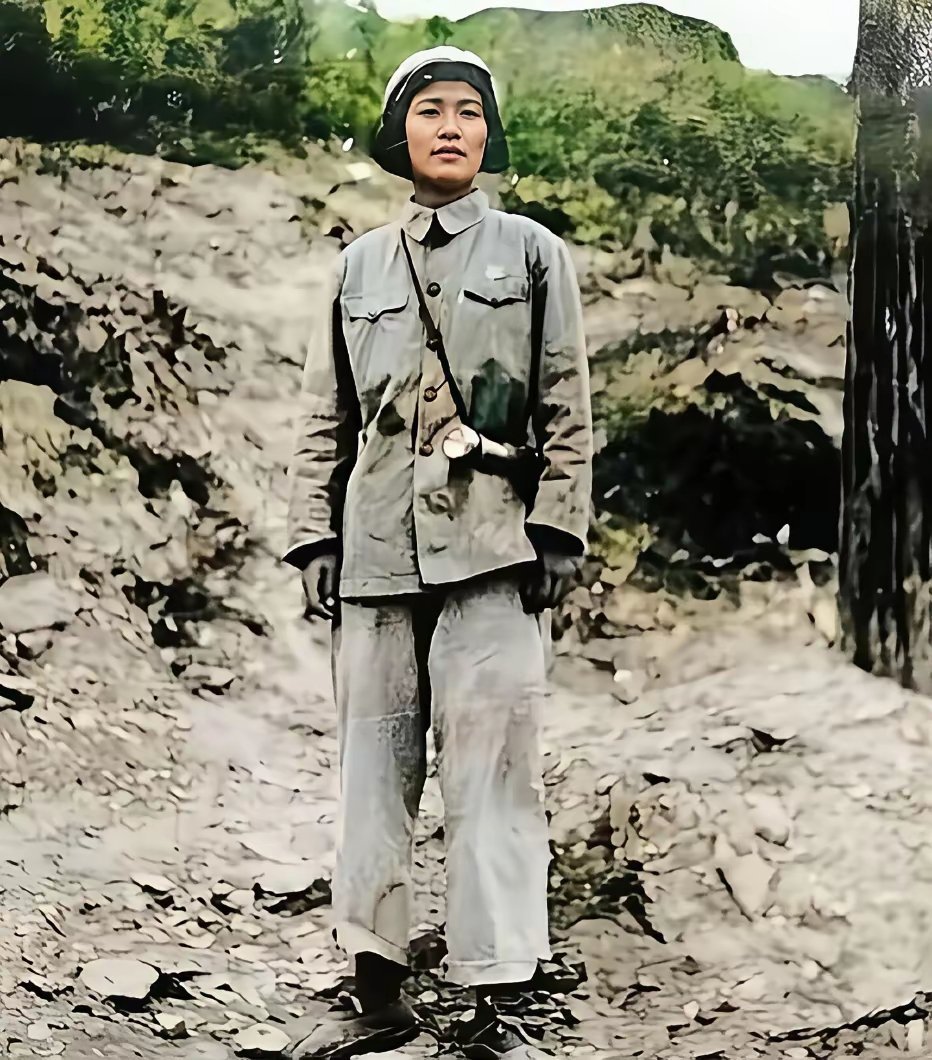 “海鸥将军”戴安澜的唯一女儿：戴藩篱在朝鲜战场前线的一张留影，那时候她在朝鲜战场