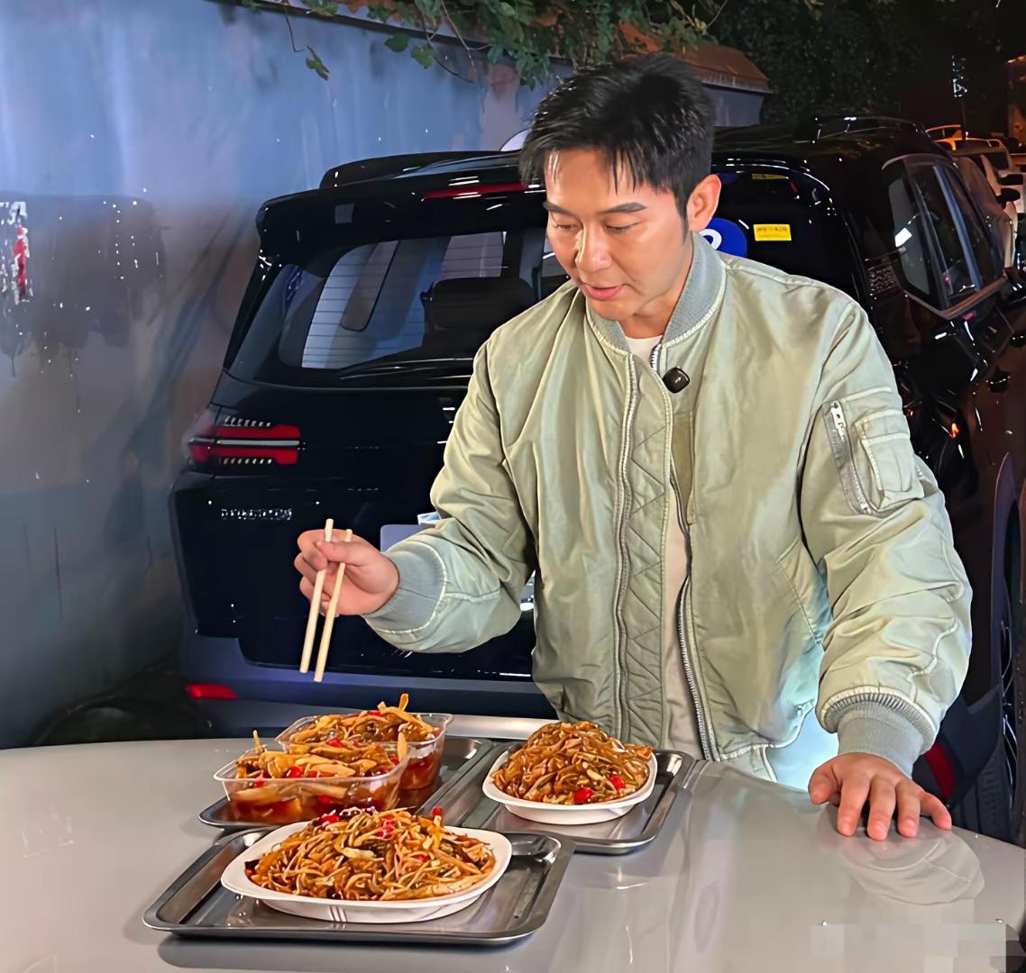 47岁的李晨在柳州街边啃螺蛳粉，这画面谁看了不说一句接地气？镜头里他穿着简