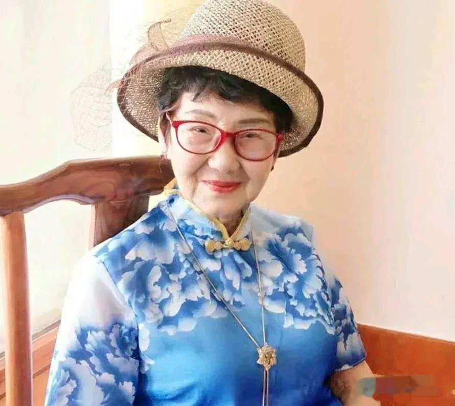 1986年，上海一位富甲一方的款姐吴胜明，因走私被判死缓。入狱后，丈夫带着小保姆
