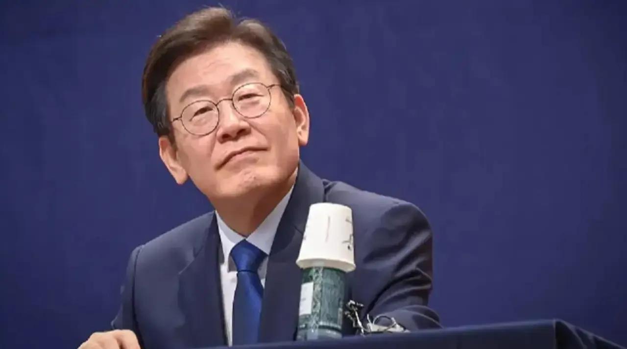 执政党共同民主党支持率首次被最大在野党国民力量党反超，而李在明支持率也连续几周下