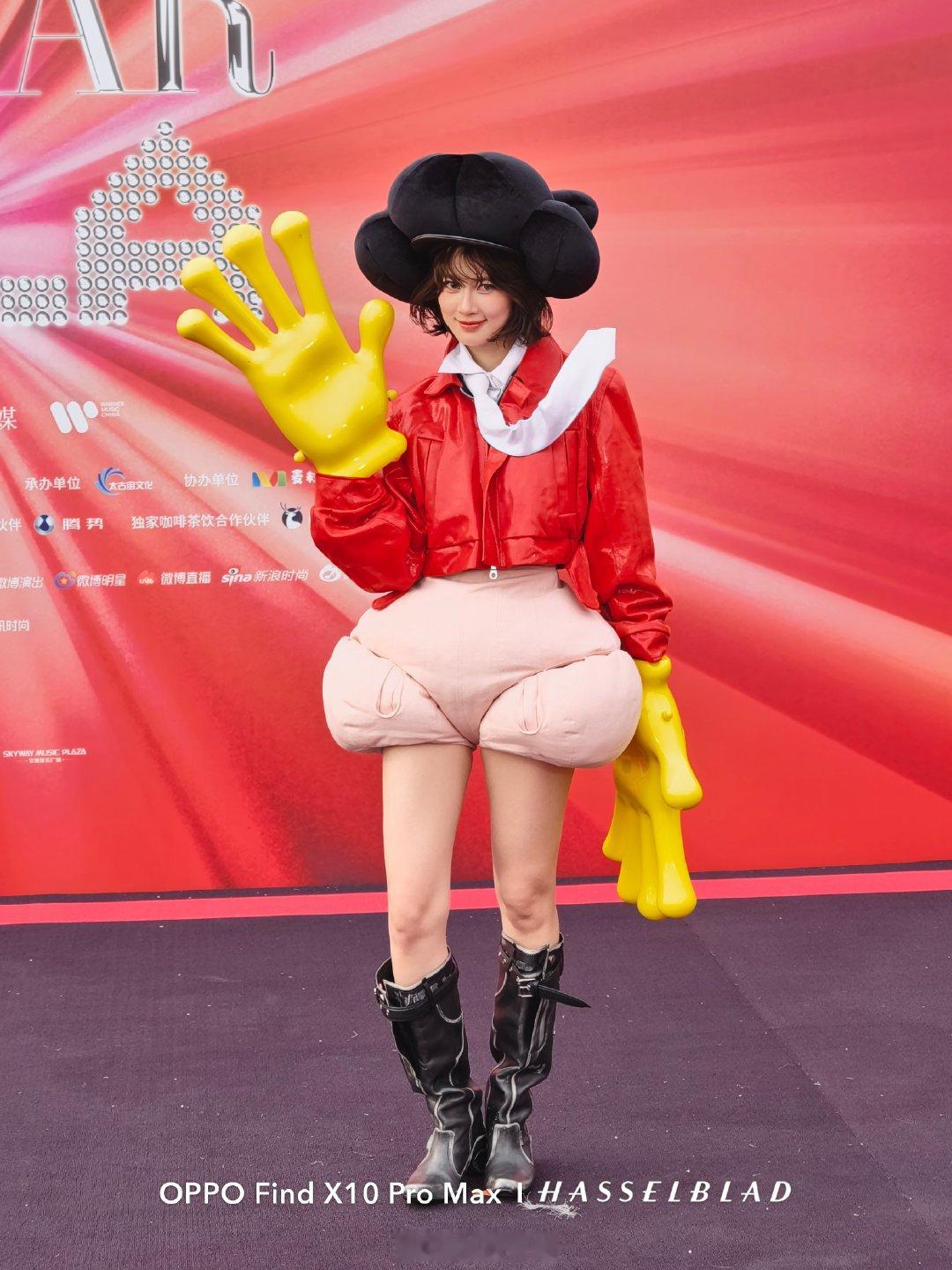 不服不行！摄影师都带着OPPOFindX10ProMax去拍照了，拿来拿去还是手机[doge]林允，