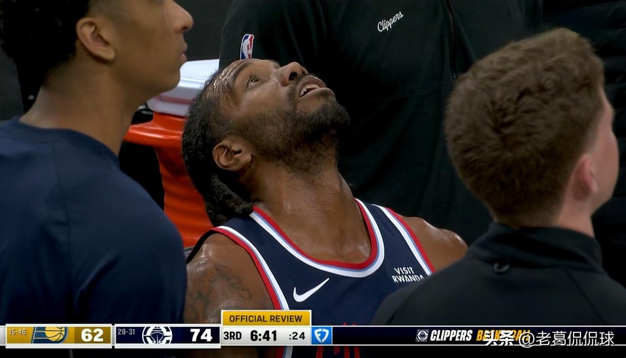 快船当家球星伦纳德真是累傻了！在今天快船主场迎战步行者的比赛中，当时比赛进行到了