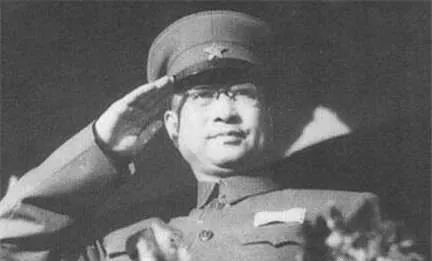 1949年，陈赓来宋庆龄家吃饭，饭吃到一半儿，有几位女性前来拜访，陈赓羞红了脸，