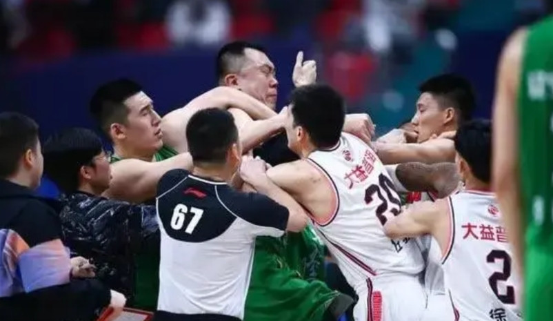 还记得当年CBA辽宁跟广东打架。最后怎么处罚的呢？现在U21禁赛3年。看人下