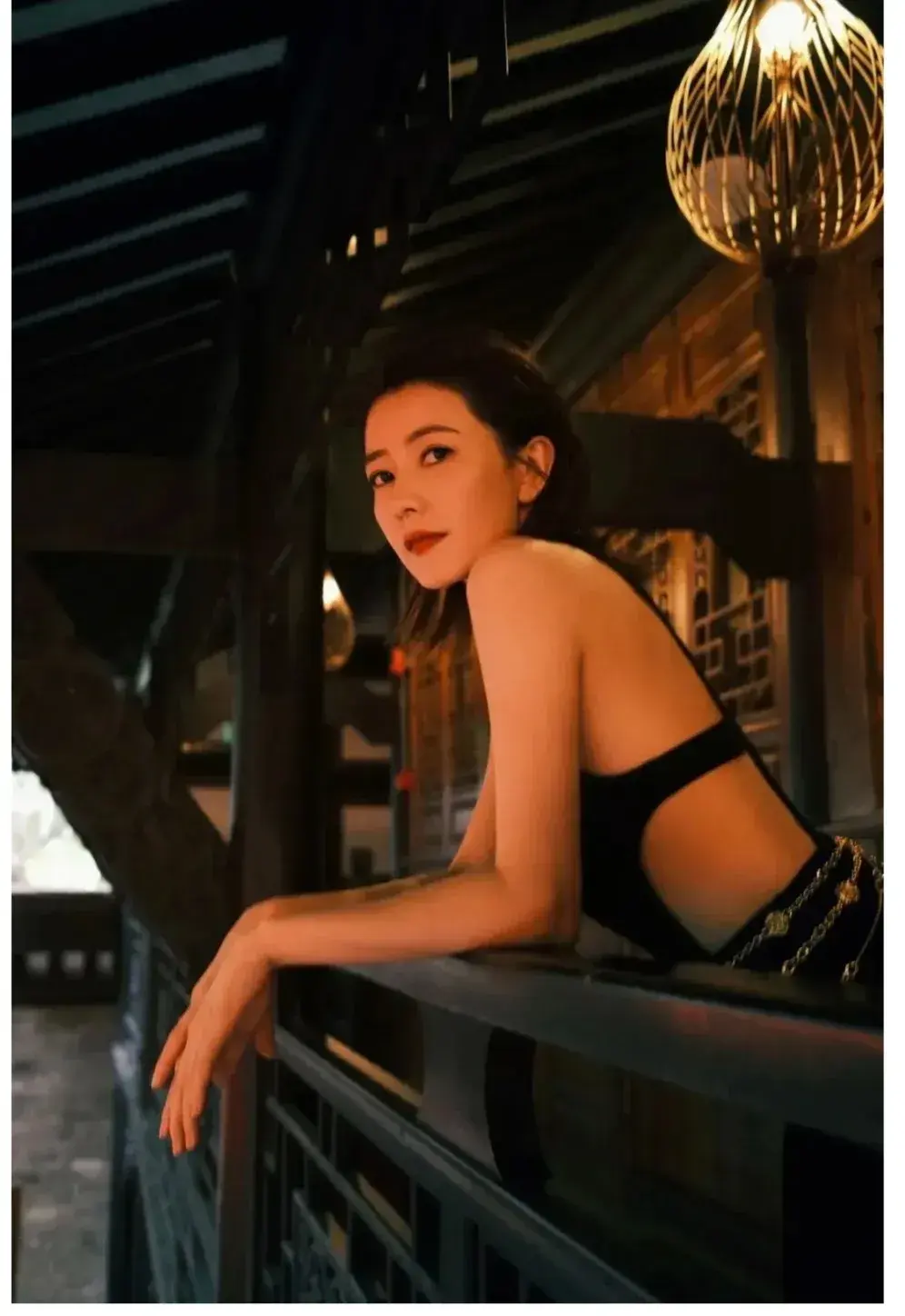 第一次见高圆圆穿这么性感的衣服，很有味道。