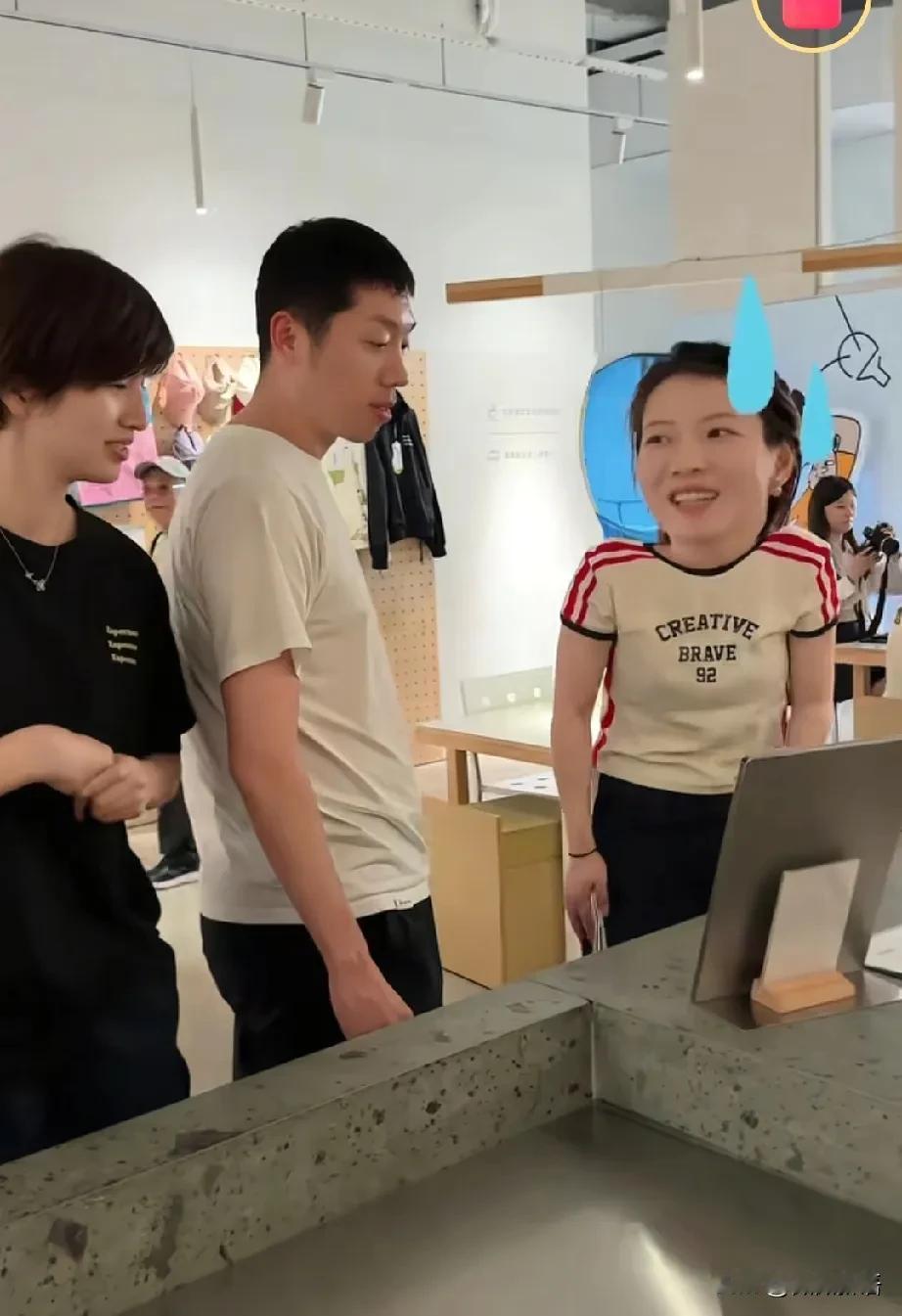 黄雅琼打乒乓球挺开心啊。许昕和姚彦一起教黄雅琼打乒乓球，学的还不错，黄雅琼参加