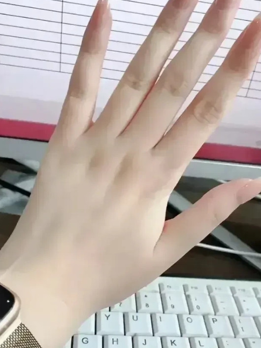 我跟同事很合拍，但是一旦涉及到血缘关系这个问题，就谁也说服不了谁！她说她姥姥