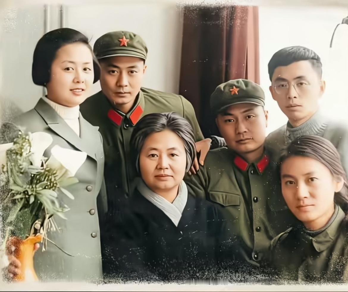 1973年11月，陈毅元帅夫人张茜，与四个子女，拍下这张珍贵全家福。此时陈毅元帅