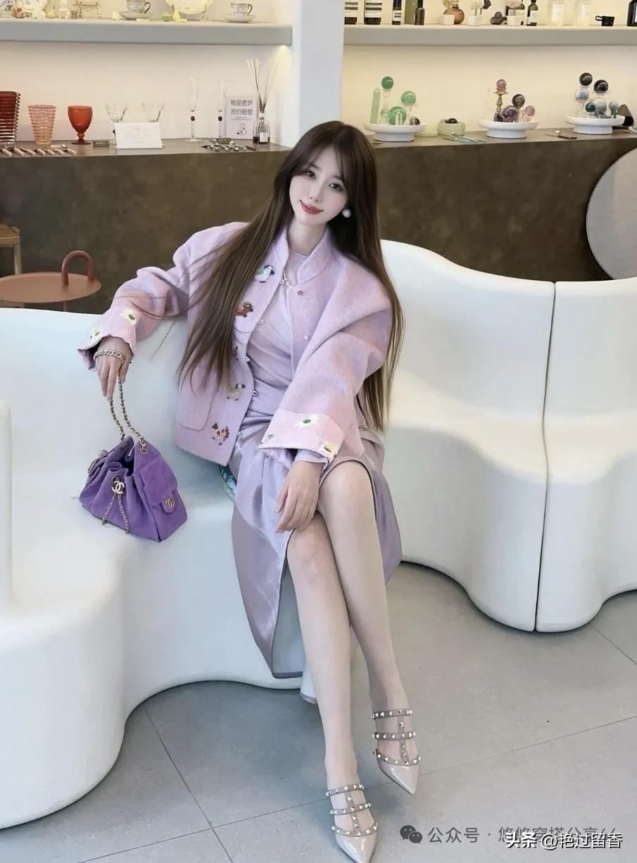 优雅粉紫色穿搭，精致手袋搭配，时尚咖啡馆打卡！紫色衣服女生如何搭配会很有气质什