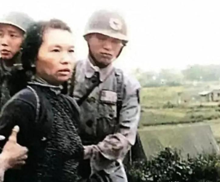 1950年初的台湾，不是电影里那样能随便搭飞机走的。朱枫选坐军机，是因为基隆港早