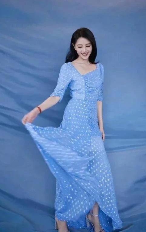 高圆圆的美貌堪称天赋使然，即便身着“土味”十足的碎花裙，也丝毫掩不住她那份清丽脱