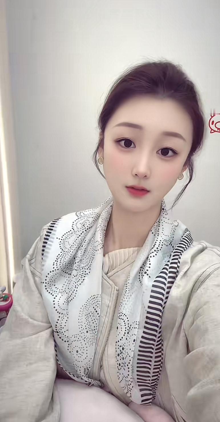 陈亚男，从小就有一个梦想，想当大明星，这个心愿从上小学时就埋在心里了。曾经她离梦