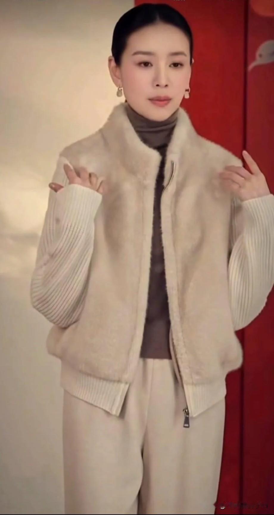 听完董洁的直播，我果断扔掉一半衣服董洁说，一个人会觉得自己衣柜里没有衣服穿，