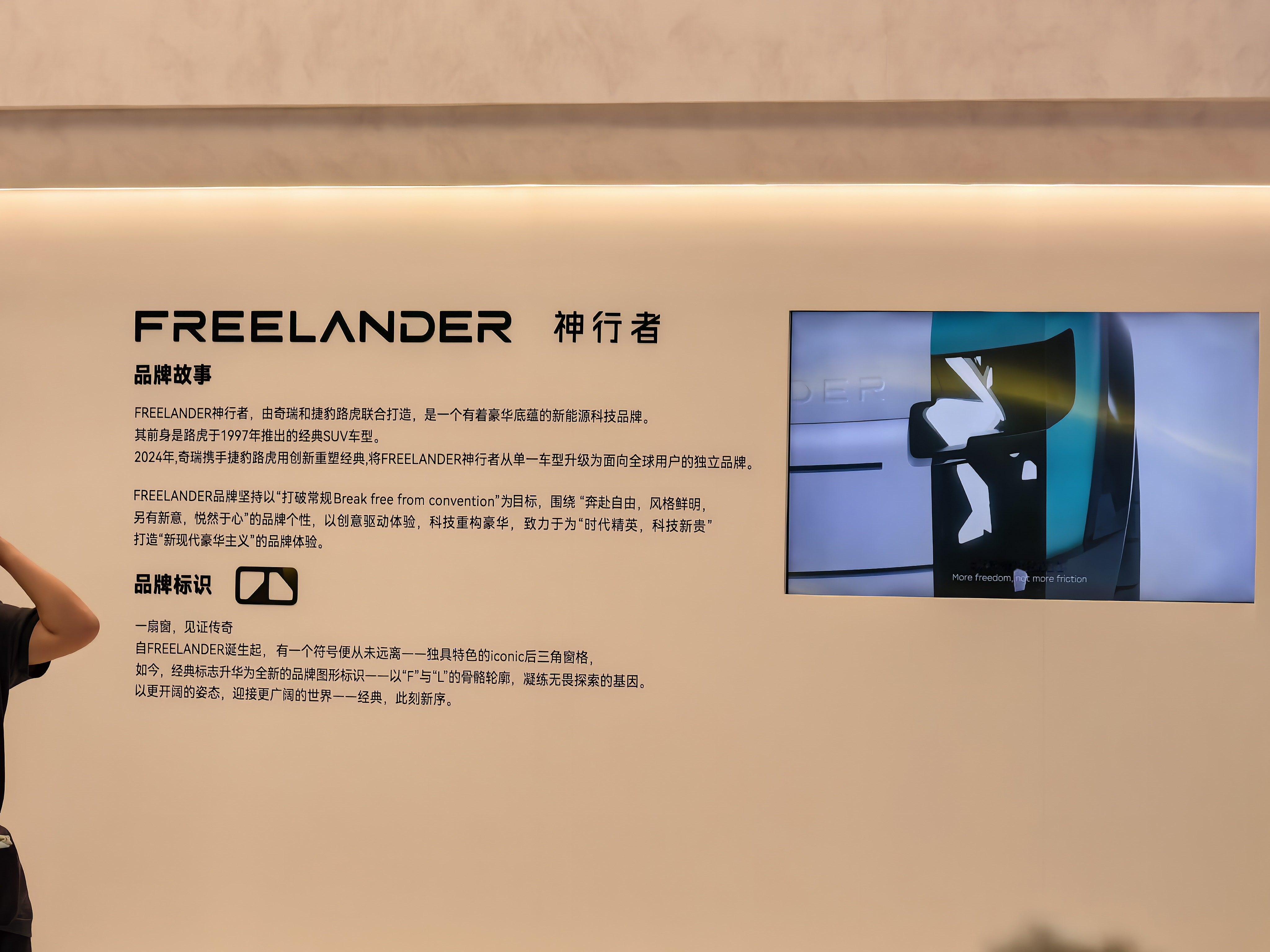 成都车展看完神行者8，说几个真实感受。156项标配一开始我以为噱头，结果翻配置单发现空气悬架+后轮转