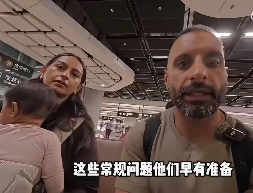 被拒签的英国印裔一家三口又来了，之前在外网哭诉"再也不来中国了，对我们不友好"。