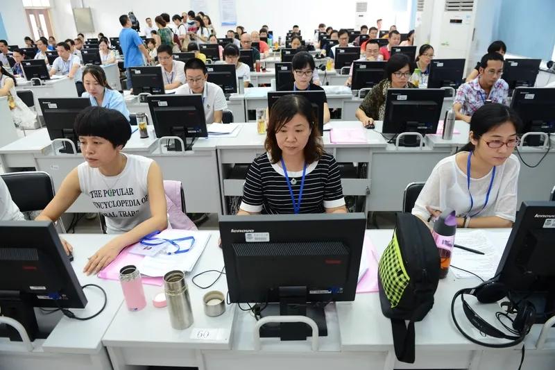 这位网友说，他们学校里能上课的人都去上课了，没人愿意干后勤，因为后勤人员比教学一