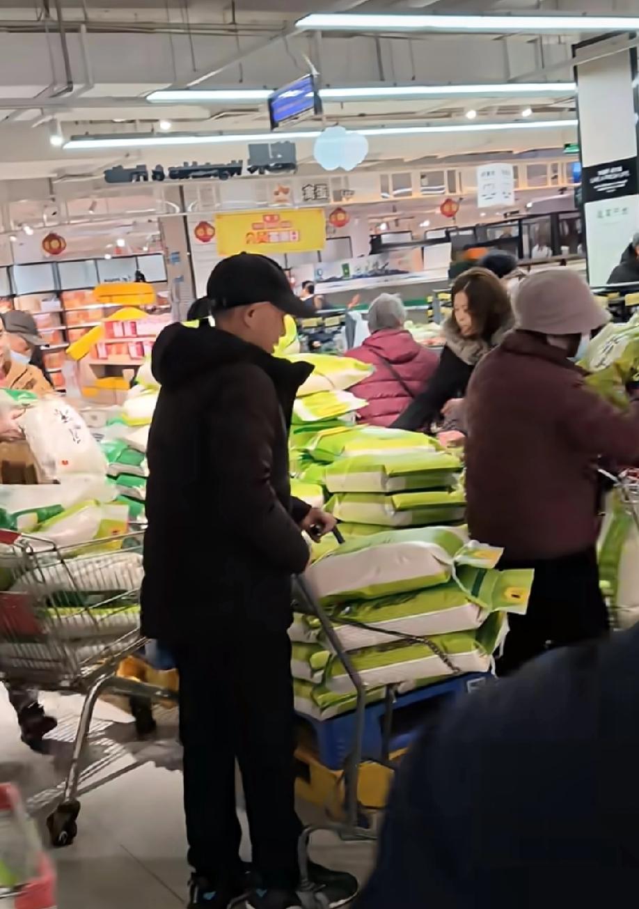 江苏，网友发视频吐槽:这些大爷大妈们，这是在干嘛呢？这么抢购！视频中，大爷大妈