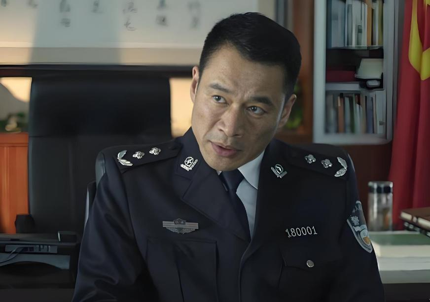 赵东来能不能跟李卫掰一掰手腕。咱就这么讲吧！赵东来在李卫家门口跪上三天三夜，