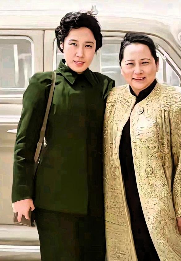 宋庆龄和王光美。历史老照片。