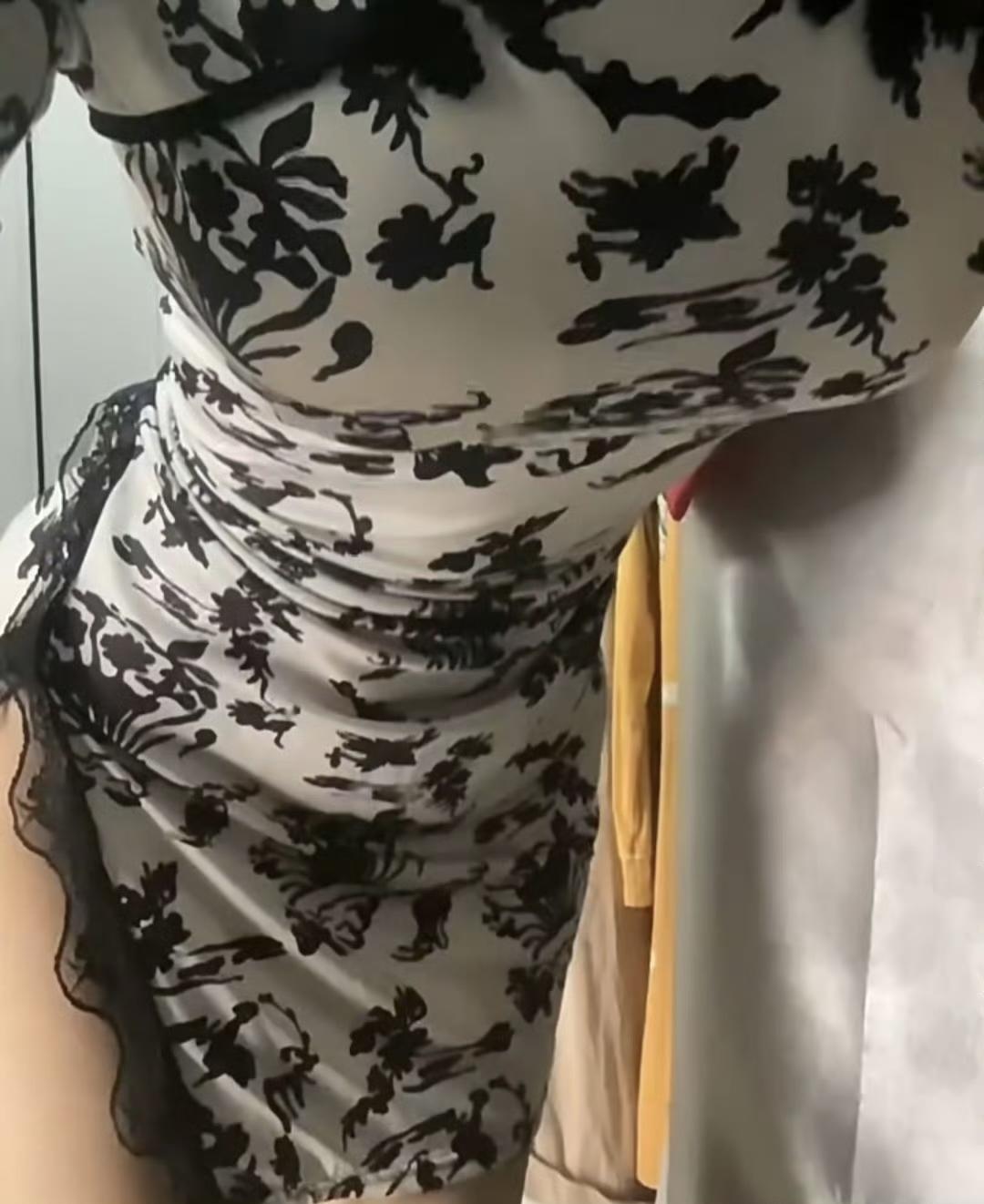 试穿旗袍后，我彻底懂了它的魅力。穿上它，那韵味一下子就出来了，性感又不失优雅。