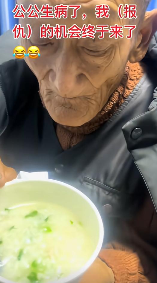近日,安徽,老公公生病住院却不让儿媳探望,儿媳瞒着公公,熬了一碗热粥送去病房,公