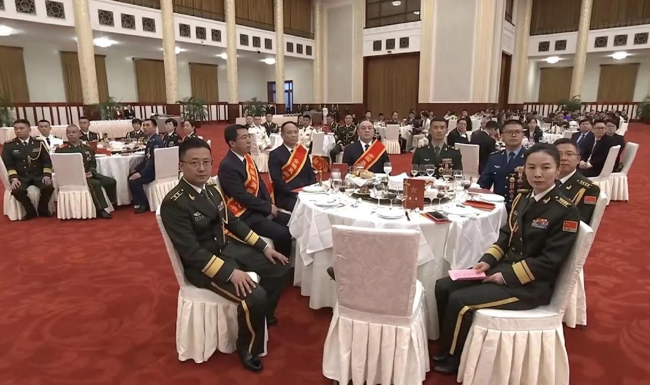 航天员王亚平参加了中国人民解放军建军98周年招待会！从王亚平的军衔来看，她还是