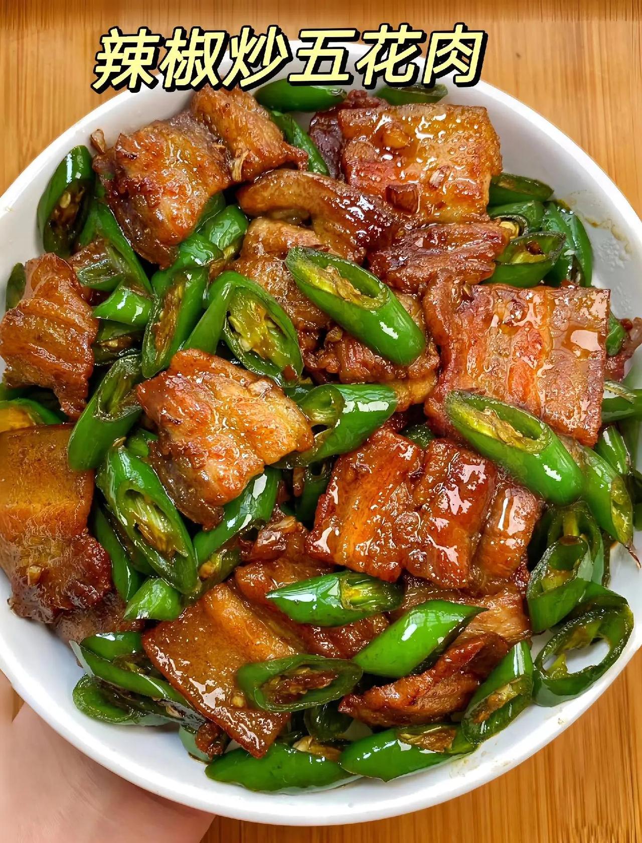 五花肉切片，厚薄适中更易煸炒。锅烧热后无需放油，直接下肉片，中小火耐心煸炒至