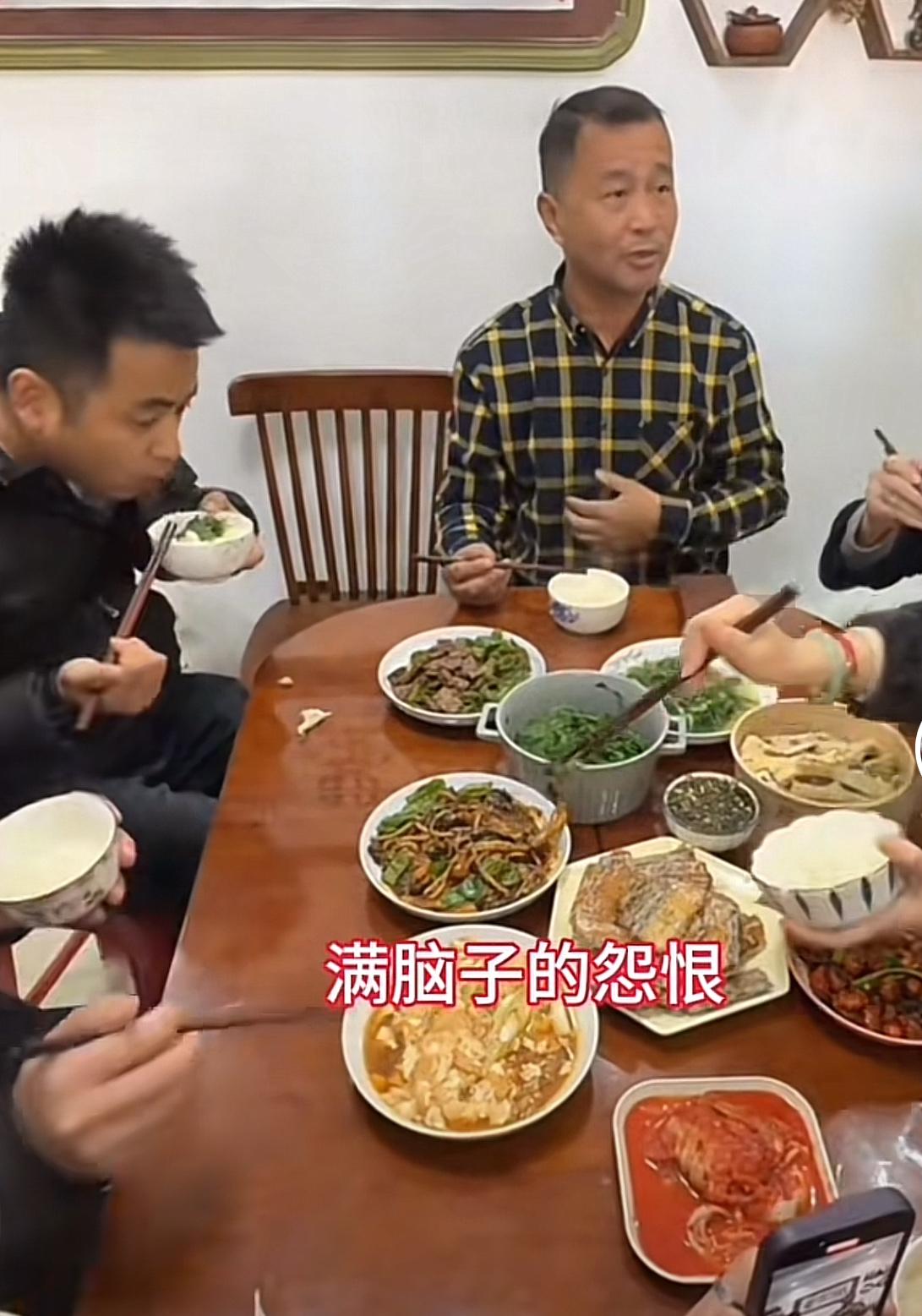 沈巍回忆往事，说自己人生也有很多遗憾的事情！“比如说，我工作了之后，我把我的