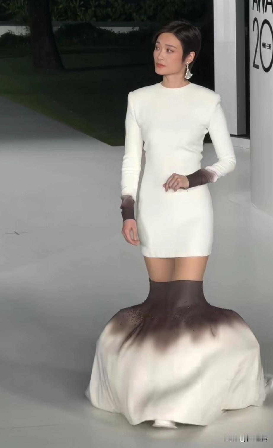 李宇春，风格变了，变得时尚大气，这套衣服太温柔了，感觉像一条美人鱼，虽然她不是淑