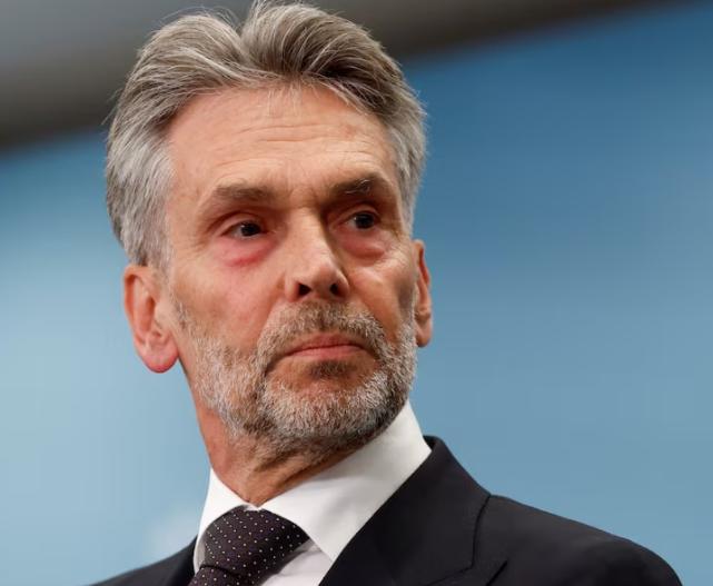 荷兰大选结果一公布全网直接炸锅，之前喊着“封边境、拒难民”，被吹得“要稳坐执政党