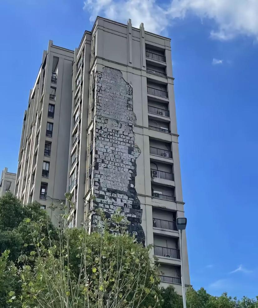 还不到10年的高层，外墙就成这样了。不知道能不能住满70年的产权期～
