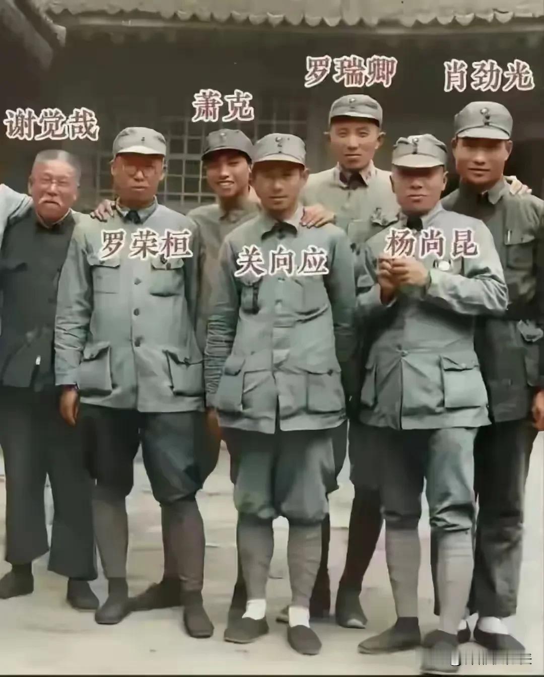 我想问哪位摄影师拍的？都是建国后响当当的人物。军公法都有了。