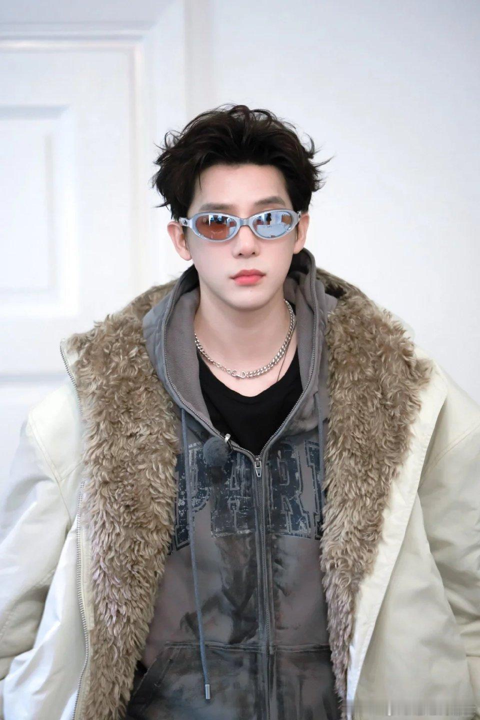 王安宇你轻点帅又会玩又会下厨，活人感超足，笑起来心都化了，大背头造型更是帅到犯规