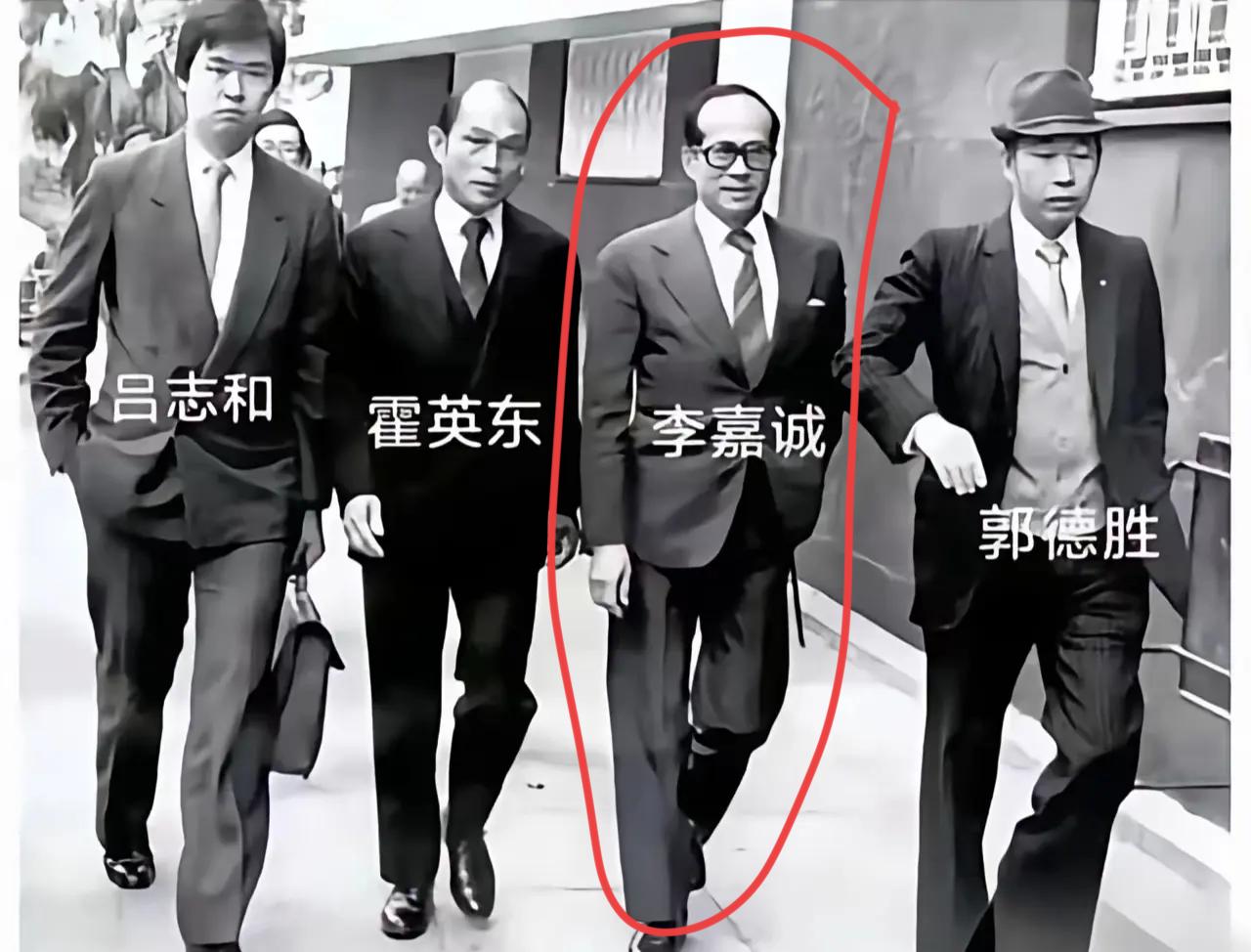 四个人一起走路，其中一个人被圈出来了。最佩服的商人就是李嘉诚千年不遇的奇才，商业