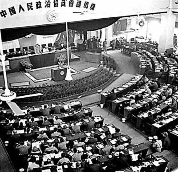 1949年，陈毅来北京开会，把豪华客房让给了傅作义，警卫员受辱似的抱怨：