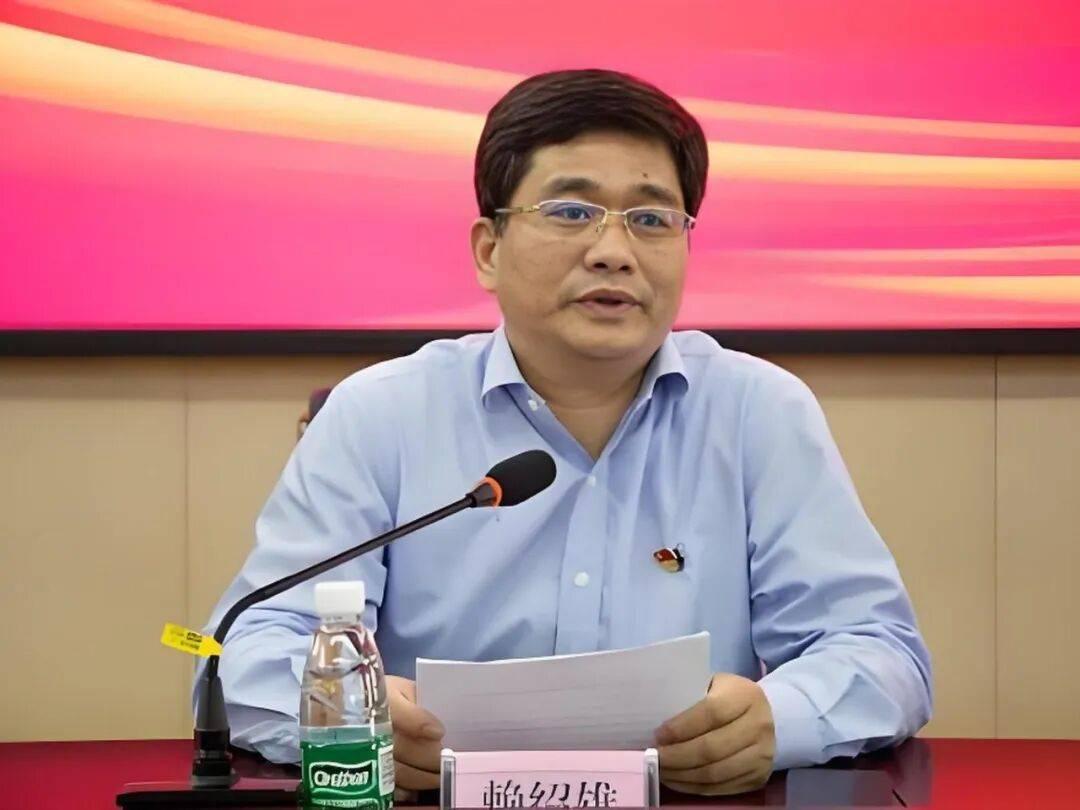 纪委盯的从来不是你眼下坐哪把椅子，是你这些年从哪条路走过来。赖绍雄的履历几乎全在