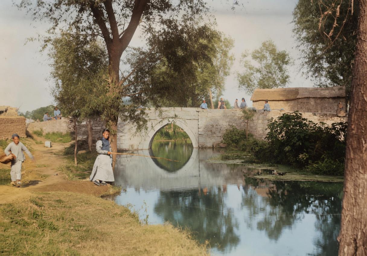 晚清，乡野河畔，左侧河畔树荫下的男子，手持手工竹制长鱼竿，静立岸边悠然垂钓。身旁