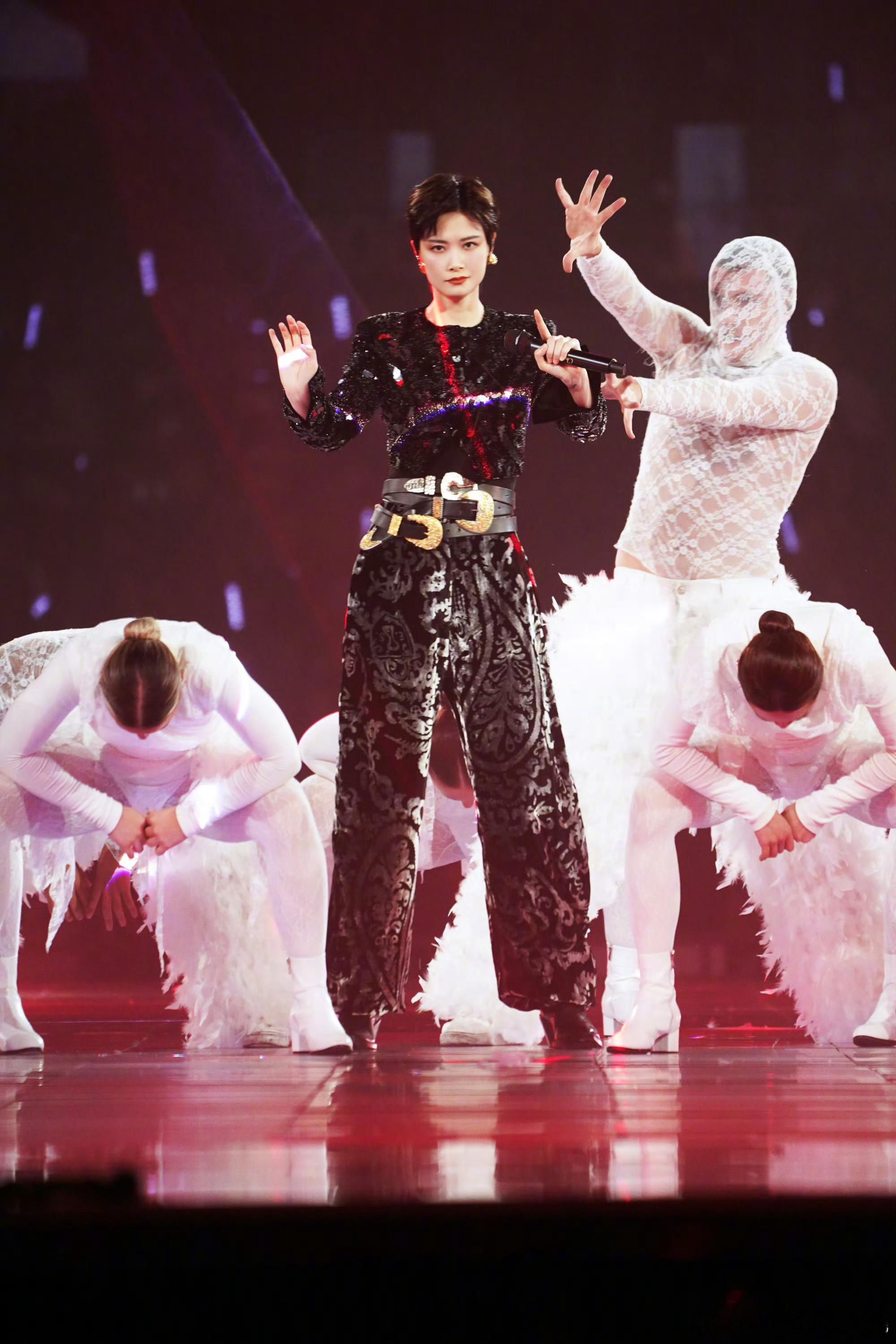 李宇春「2026皇后与梦想巡回演唱会」手工刺绣钉珠的紧身上衣，搭配丝绒烧花锥形裤