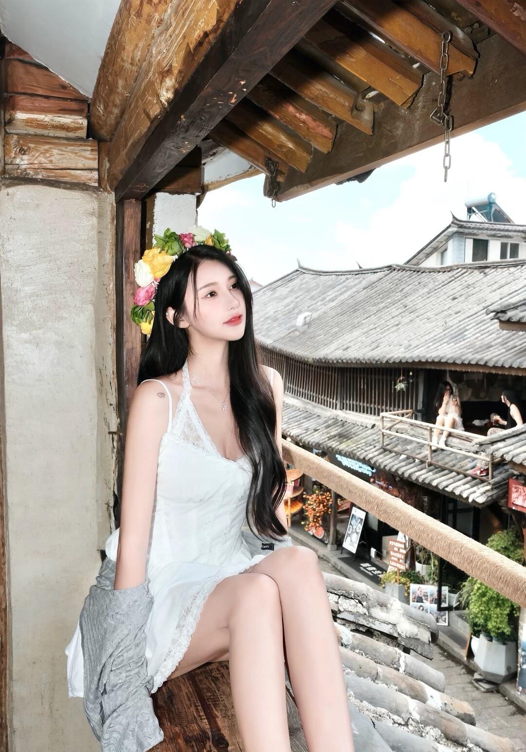 古风少女在木制阳台上,花环点缀,悠然自得。