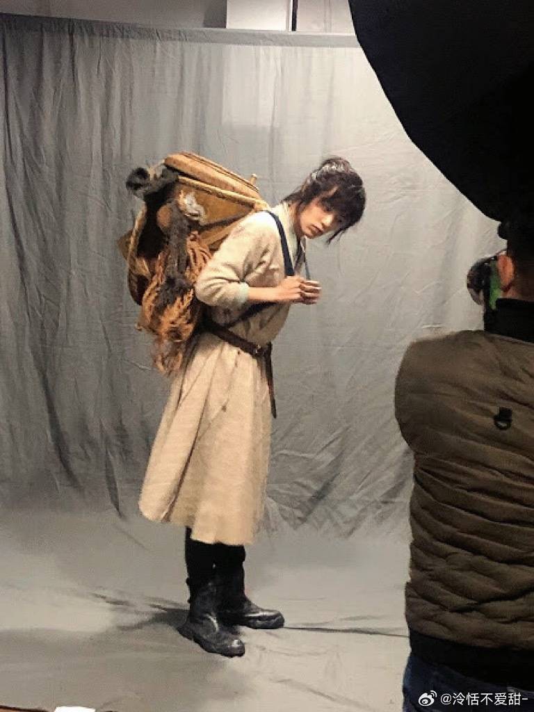 很喜欢从各种皮套里看肖战本人一眼望过去不是角色是穿着戏服的肖战[拜托