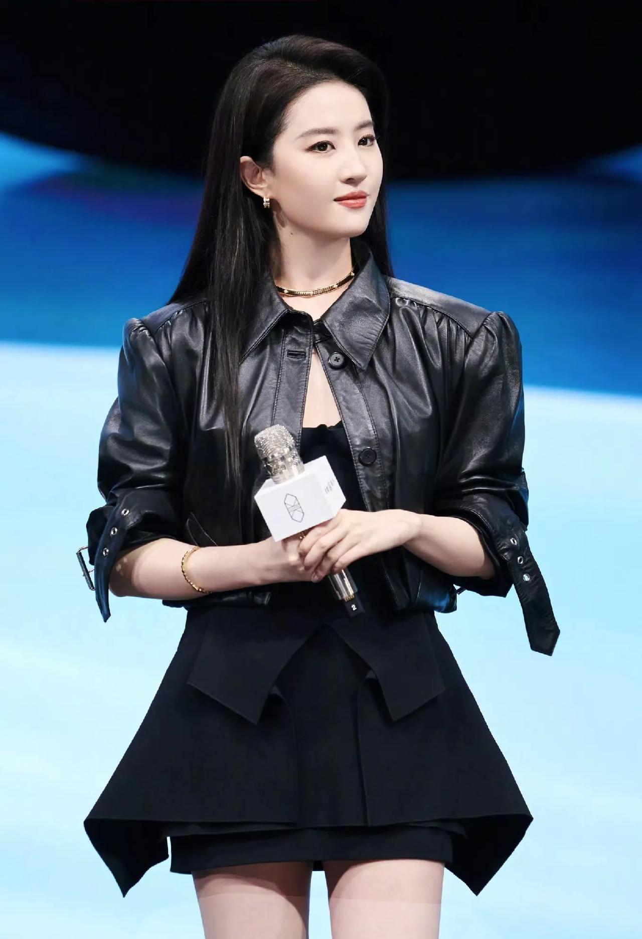 @刘亦菲最新～很开心能在生日这天（8月25日）与老朋友🚗相聚。全新🚗R7